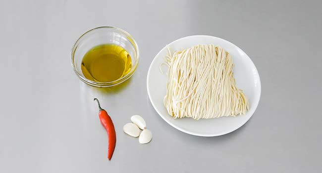 ingredients for aglio e olio pasta