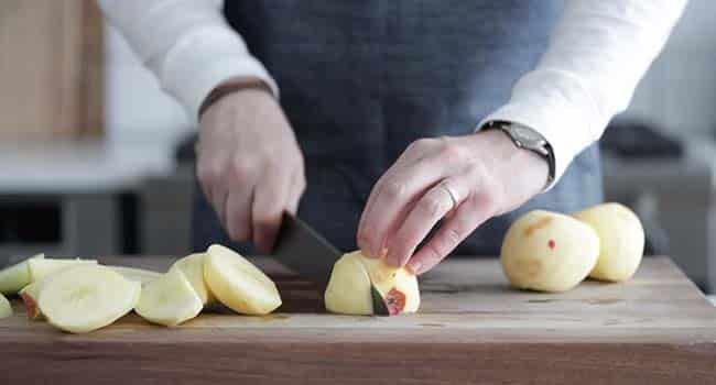 slicing apples