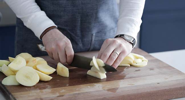 slicing peeled apples