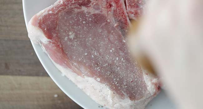 seasoning pork chops with salt and pepper