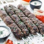 carne de los kebabs en papel pergamino con verduras