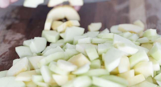 slicing apples