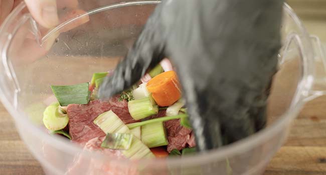 marinating beef with wine and vegetables