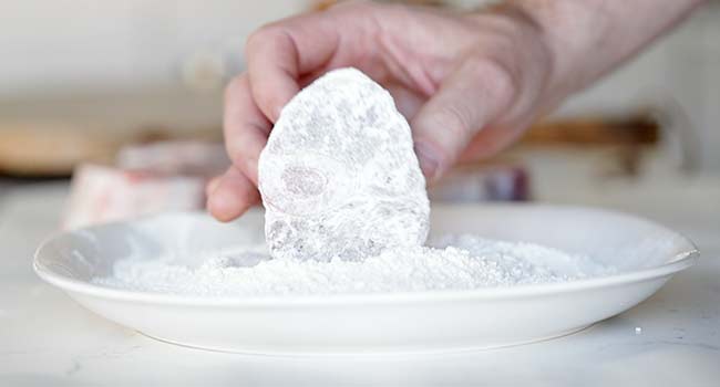 coating a veal shank in seasoned flour