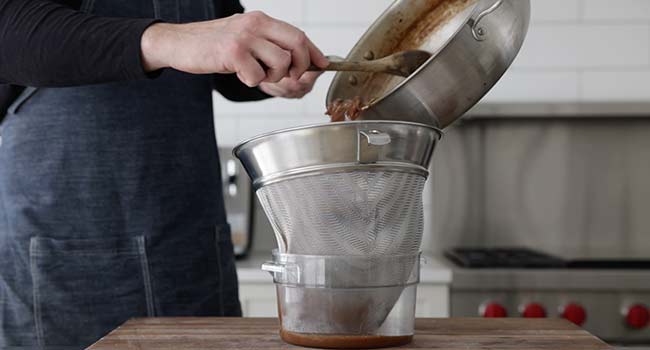 straining a beef gravy