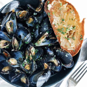 mussels in a bowl with toast