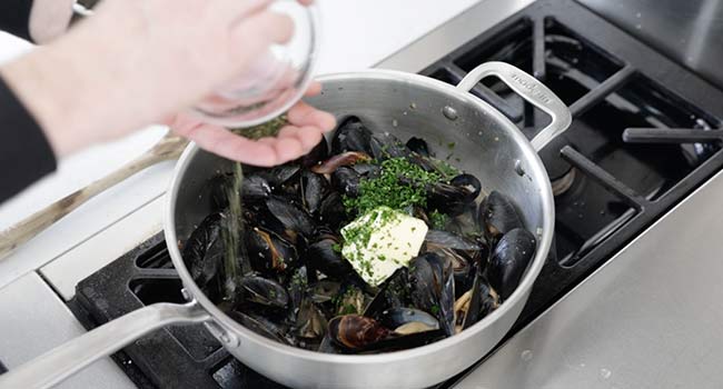 adding thyme to mussels