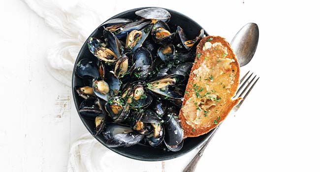 mussels with toasty garlic bread