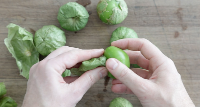 removing husks from tomatillos