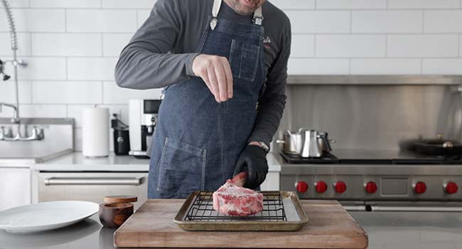 seasoning a tomahawk steak