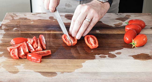 slicing tomatoes