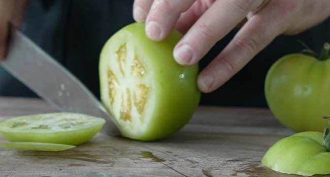 slicing green tomatoes