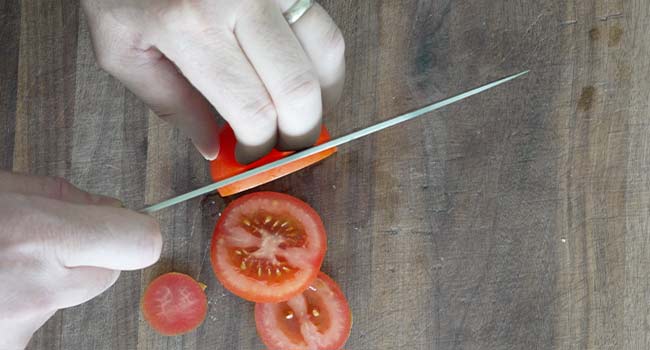 slicing tomatoes