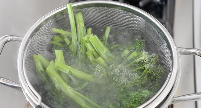 blanching broccolini