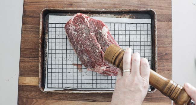 seasoning a chuck roast with pepper