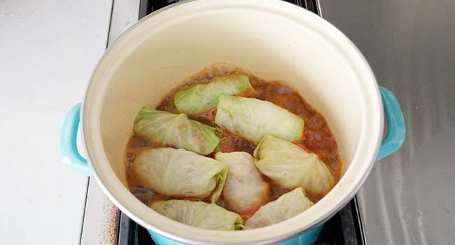 boiling golabki in a pot