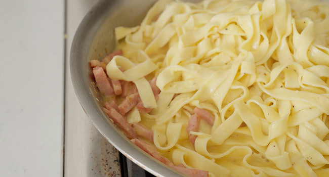 tossing pasta alla papalina