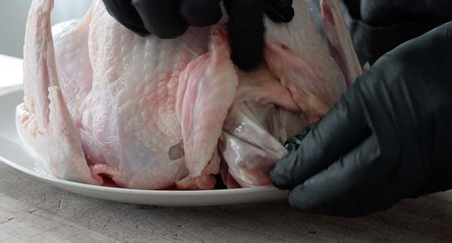 removing the giblets from turkey