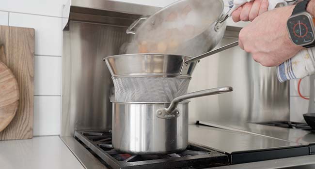 straining a turkey gravy