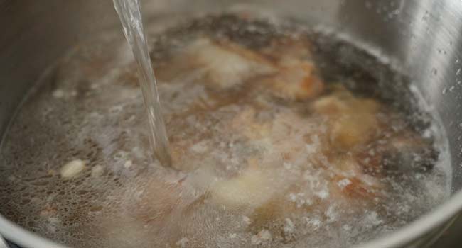 covering veal bones with water