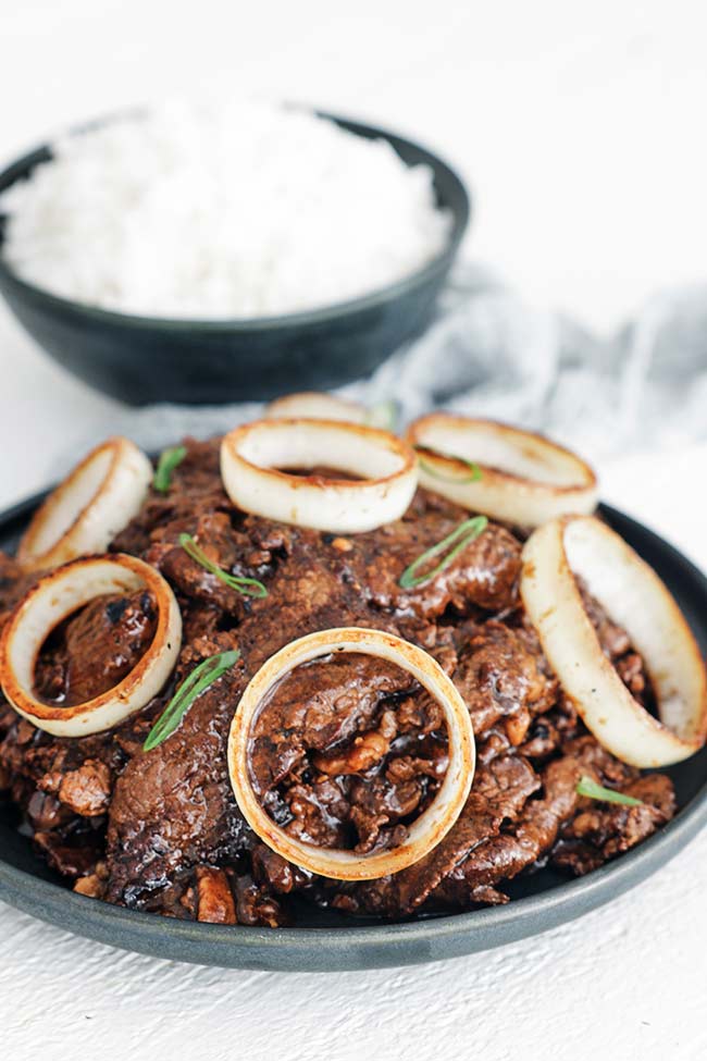 bistek tagalog with onions and rice